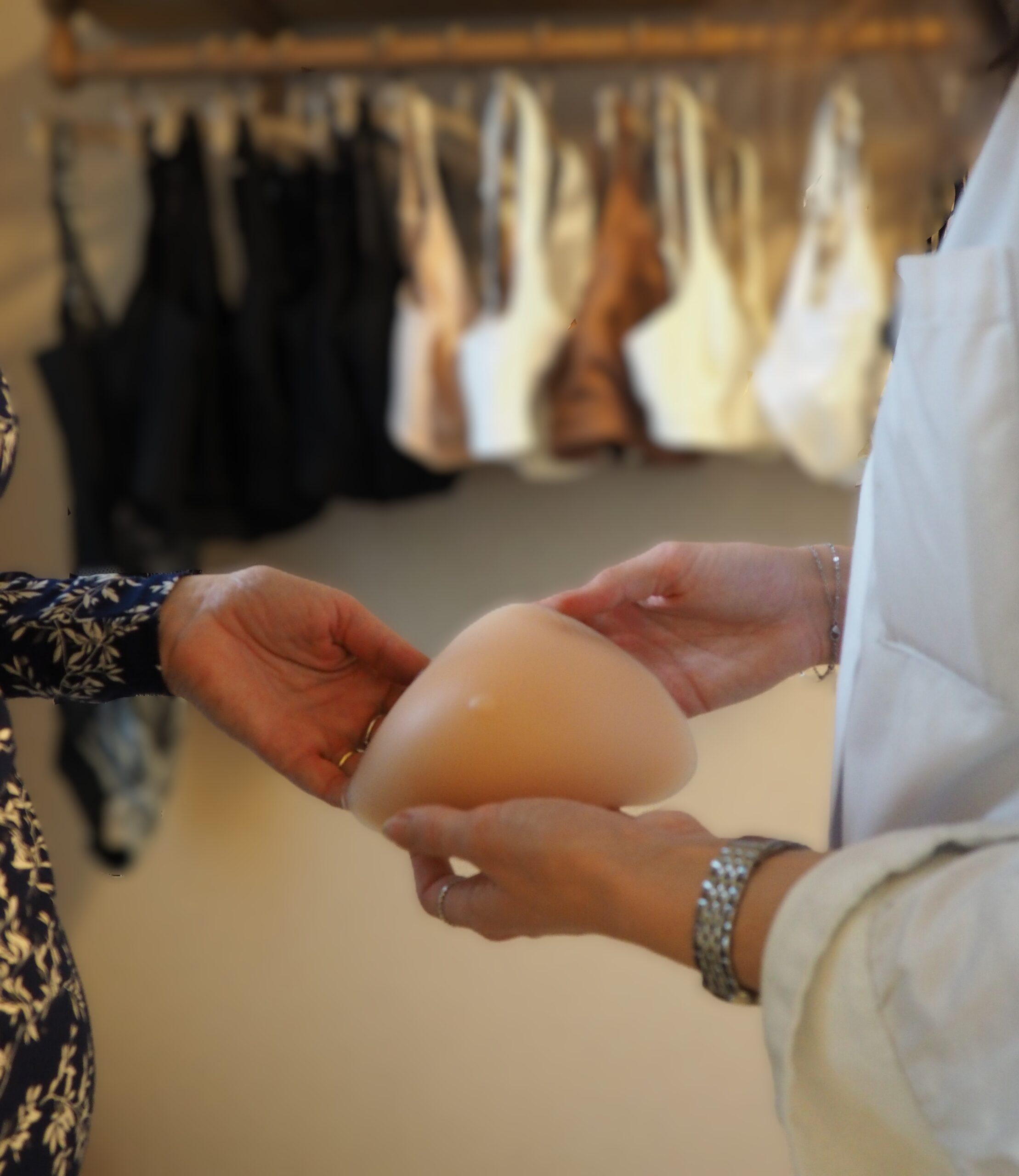 Prothèse mammaire et lingerie adaptée